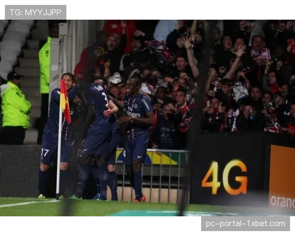 实时：马赛vs里昂，比赛因球迷投掷烟雾弹中断15分钟